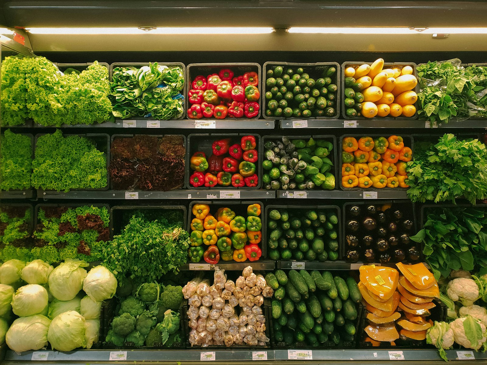 Góndola de frutas y verduras de un comercio
